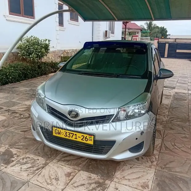 Toyota Vitz 1.3 AWD 3dr 2013 Silver · Photo 1