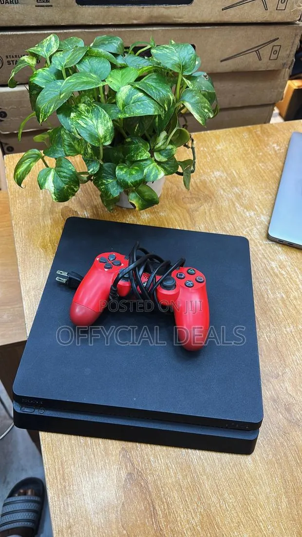 PS4 Slim With a Controller and 5 Games · Photo 1