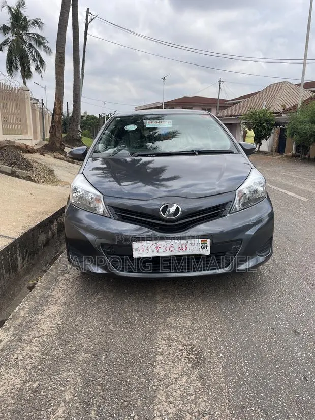 Toyota Vitz 2013 Gray · Photo 1