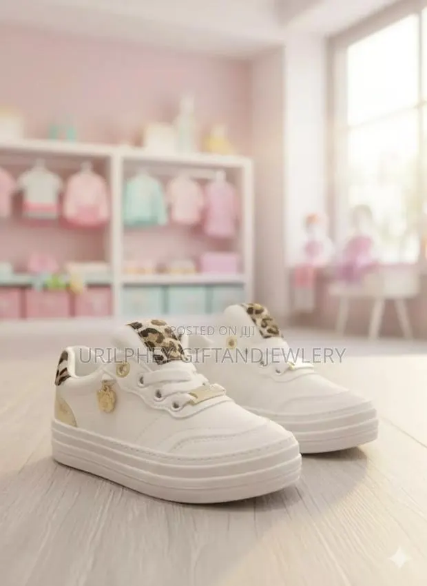 Classy Unisex Kids Sneakers · Photo 1