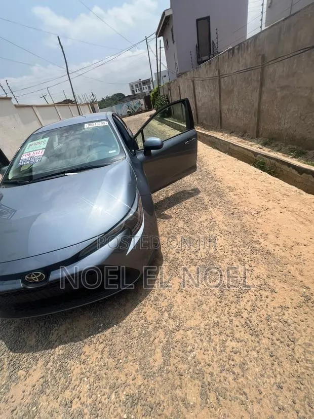 Toyota Corolla LE 2022 Silver · Photo 1
