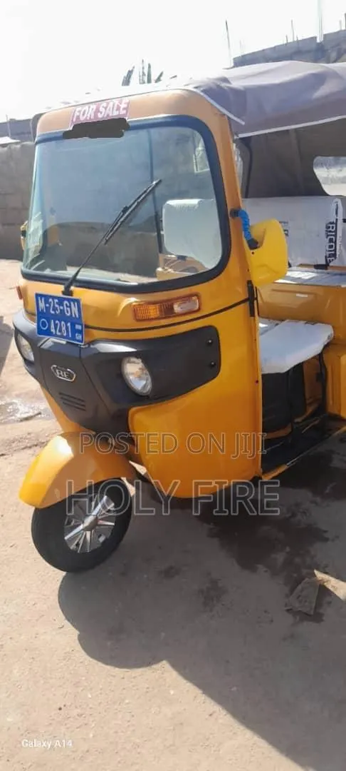Bajaj RE 2025 Yellow · Photo 1