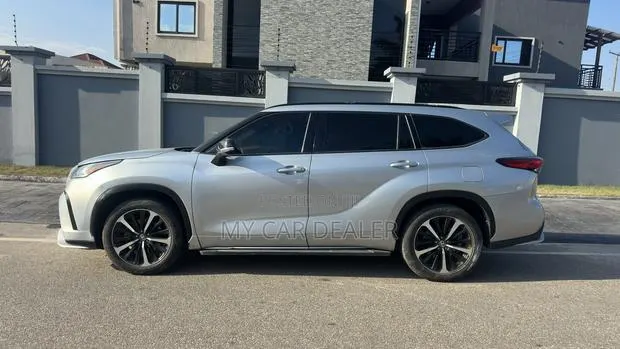 Toyota Highlander XSE 2021 Silver · Photo 1