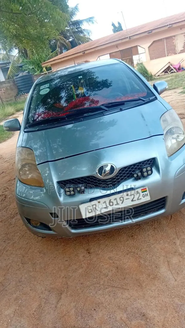 Toyota Vitz 1.3 AWD 5dr 2010 Gray · Photo 1