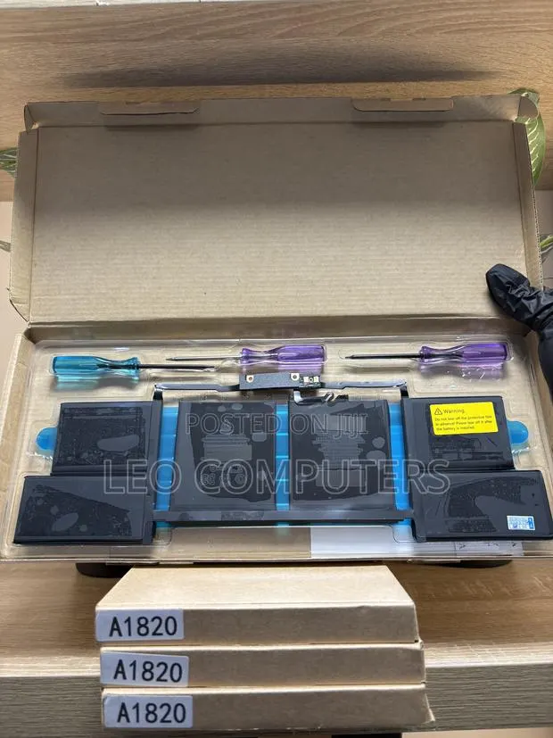 MacBook Pro 13inches A1820 Battery · Photo 1