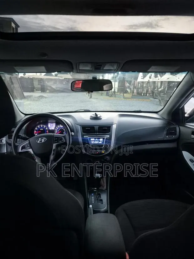 Hyundai Accent 2017 White · Photo 1