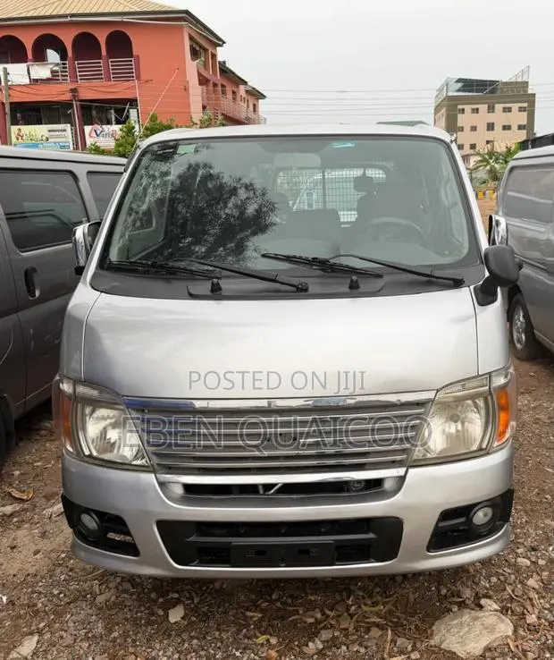 Nissan Caravan (Urvan) 2012 Silver · Photo 1