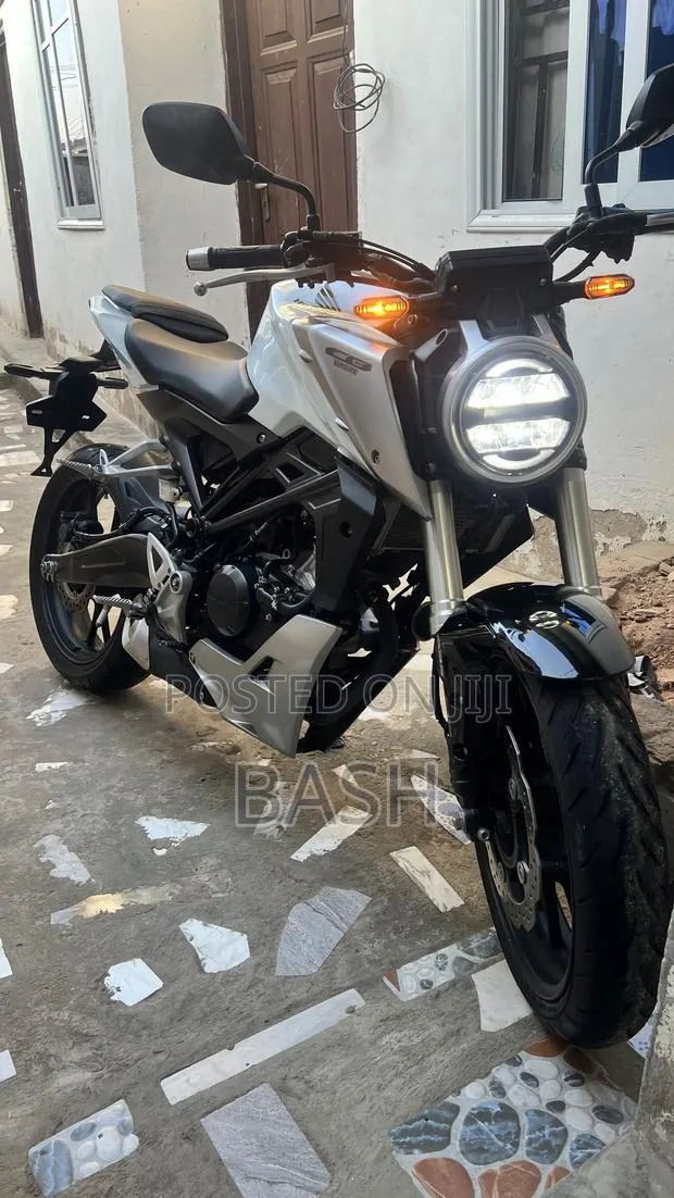 Honda CB 2024 White · Photo 1