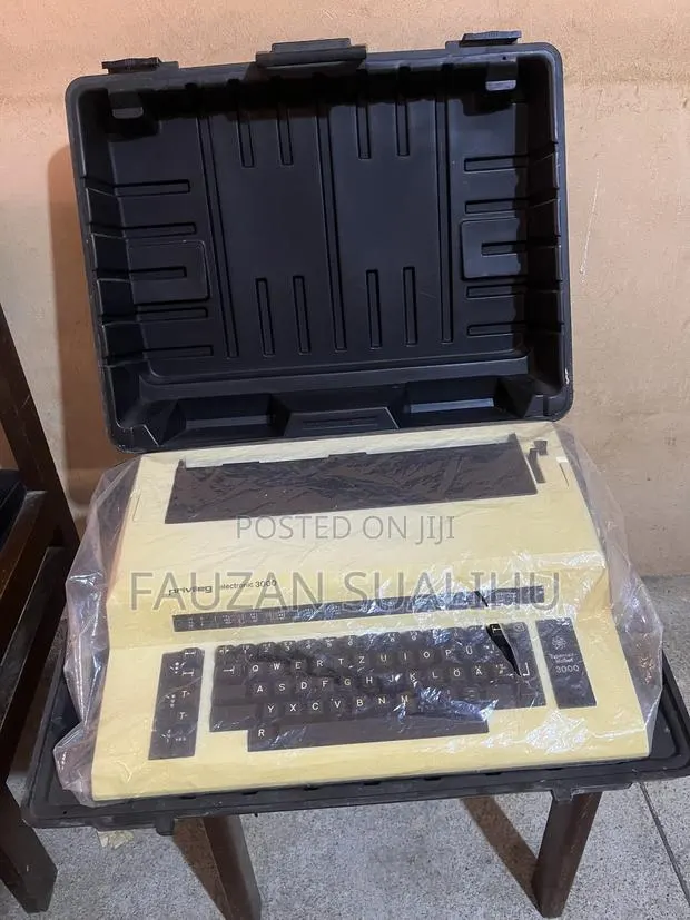 Privileg Electronic 3000 Typewriter · Photo 1