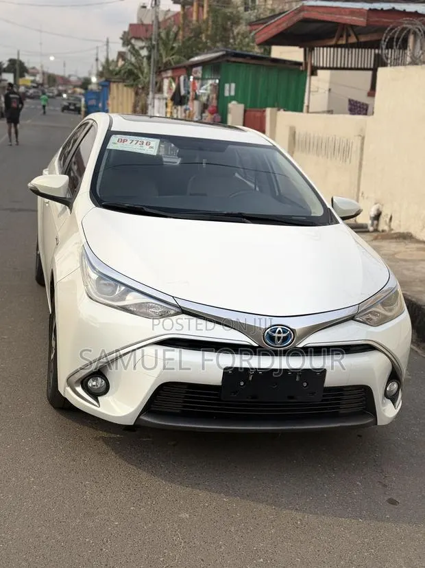 Toyota Corolla LE Eco (1.8L 4cyl 2A) 2018 White · Photo 1
