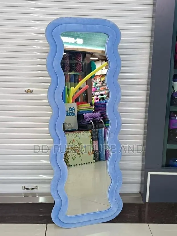 Standing Dressing Mirror · Photo 1