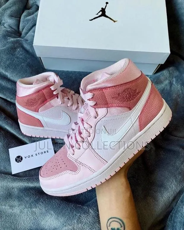 Jordan 1 Retro Pink White · Photo 1