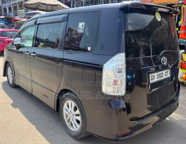 Toyota Voxy X 2WD 8-Seater 2012 Black · Photo 1