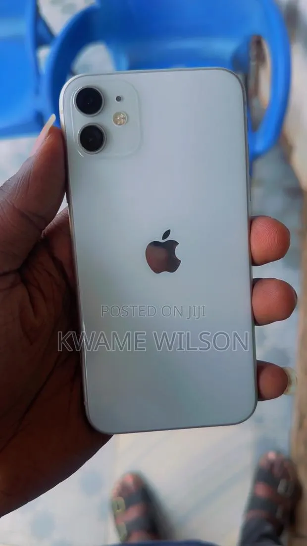 Apple iPhone 11 64 GB White · Photo 1