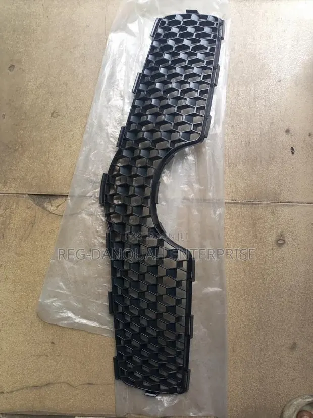 Toyota Vitz 2008-2009 Top Grille · Photo 1