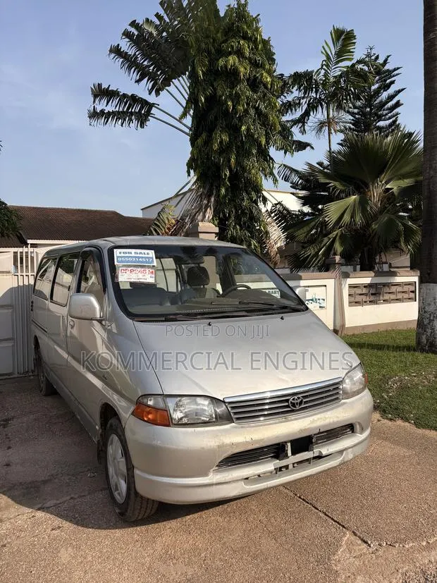 Toyota HiAce 2002 Silver · Photo 1