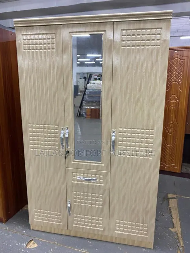 3 Doors Wardrobe · Photo 1