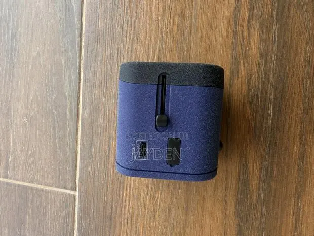 Universal Travel Adapter · Photo 1