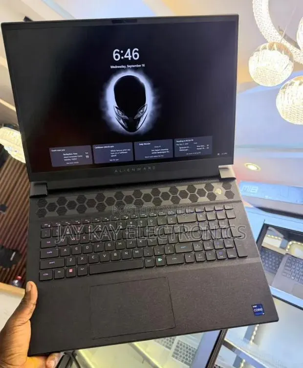 Laptop Alienware M18 R2 32GB Intel Core i9 SSD 1T · Photo 1