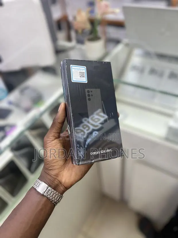 New Samsung Galaxy S24 Ultra 1 TB Black · Photo 1