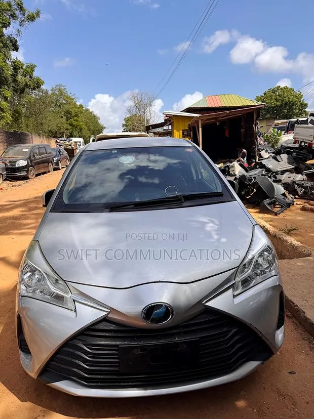 Toyota Vitz 1.3 FWD 5dr 2018 Gray · Photo 1