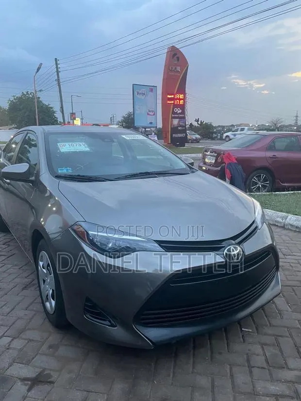 Toyota Corolla LE ECO 4dr Sedan (1.8L 4cyl CVT) 2017 Green · Photo 1