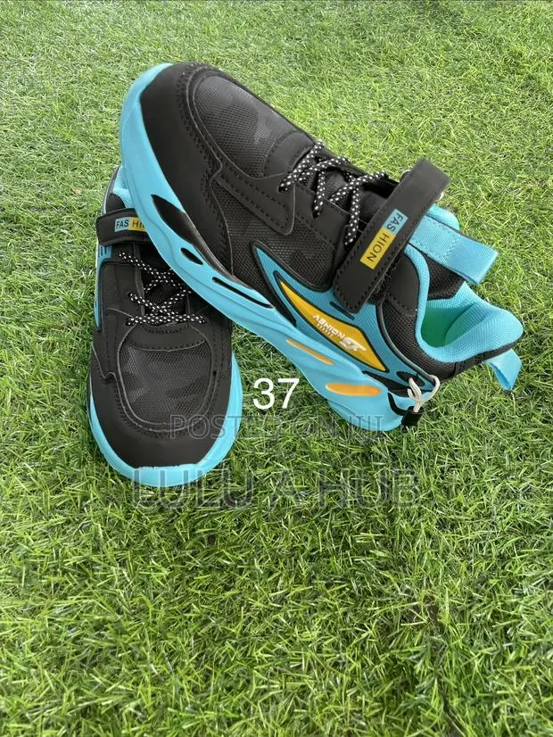Sneaker Shoes · Photo 1