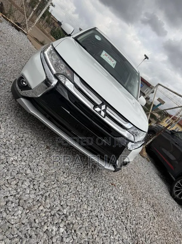 Mitsubishi Outlander 2.4 PHEV AWD 2018 White · Photo 1