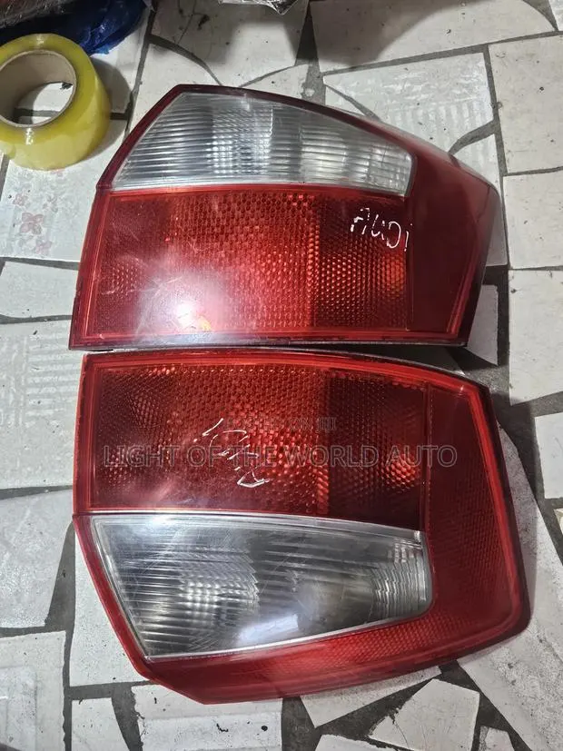 Audi A4 Taillights 05 Salon · Photo 1