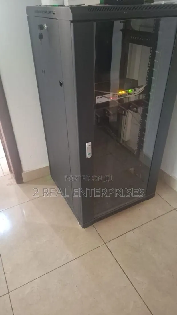 Network Cabinet 24u 600 X 600 Brand New · Photo 1