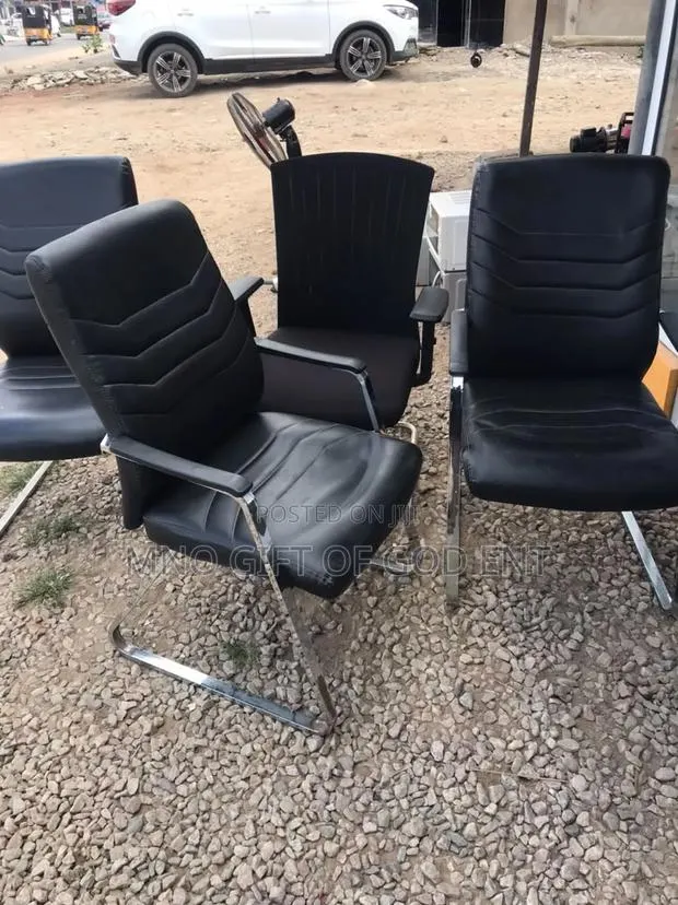 Executive Visitors Chair in Black · Photo 1