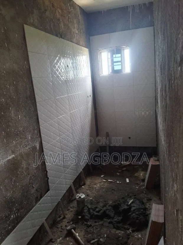 Good Master in Tiles Installing · Photo 1