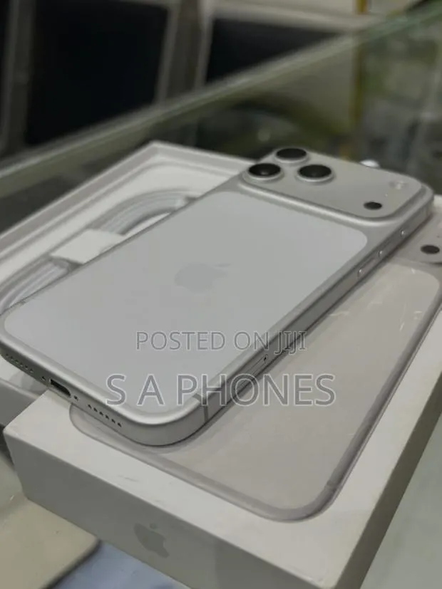 Apple iPhone 17 Pro Max 256 GB Silver · Photo 1