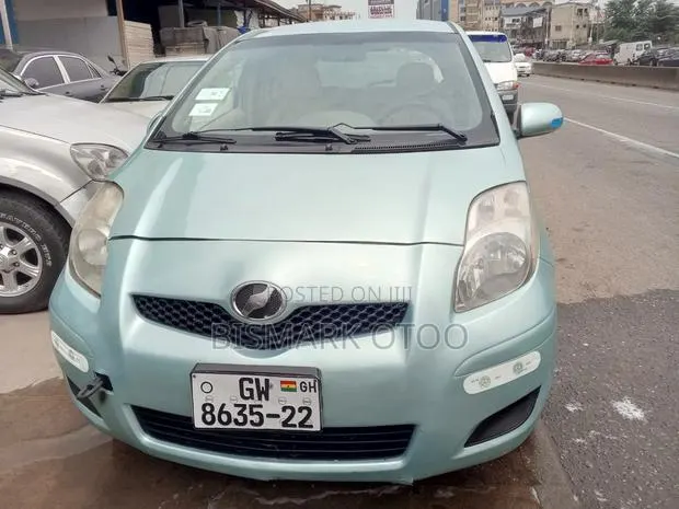 Toyota Vitz 2010 Gray · Photo 1