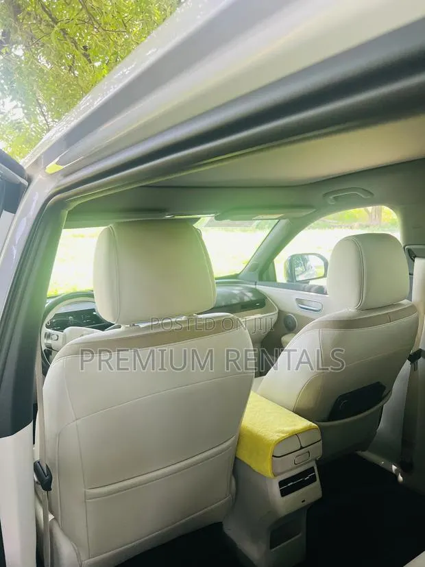 Modern SUV – Chauffeur-Driven Rental | Accra Surrounding Areas · Photo 1