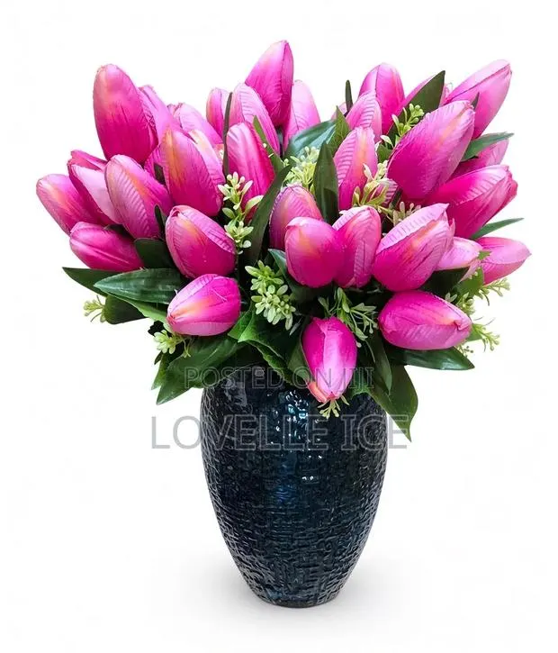 Minimalistic Flower Vase ( Emerald Green) With Flowers · Photo 1