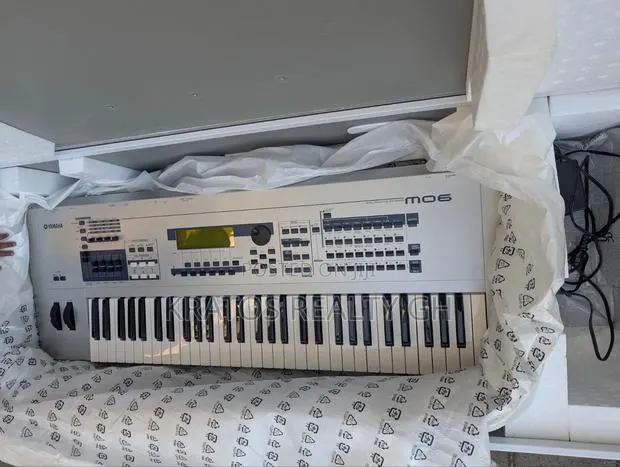Yamaha Keyboard MO6 · Photo 1