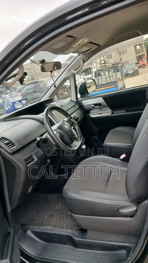 Very Neat Toyota Voxy for Rent · Photo 5