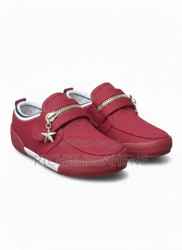 Unisex Shoe Size 30 · Photo 1