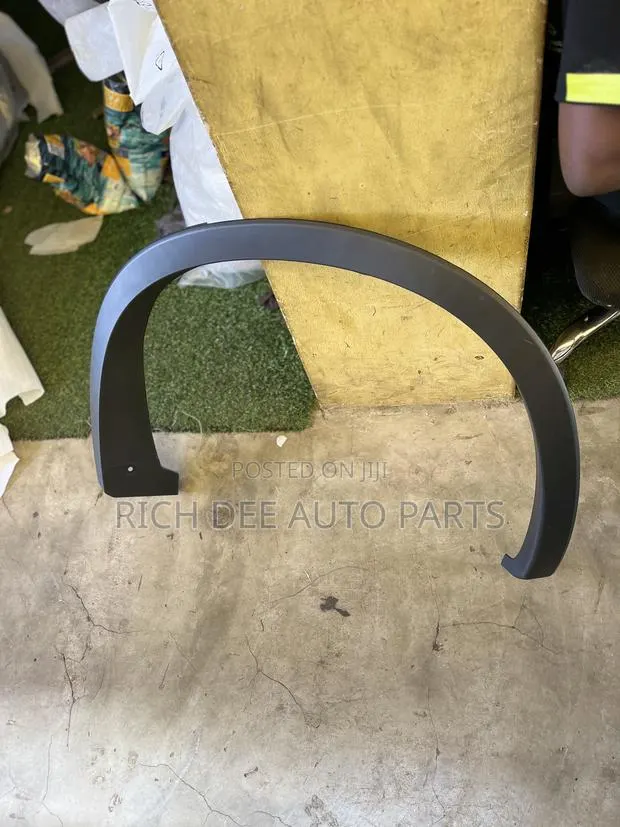 Outlander 2022, 2023, 2024, 2025 Fender Mouldings Back · Photo 1