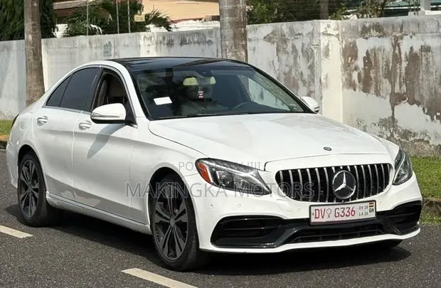 Mercedes-Benz C300 Luxury 4dr AWD 4Matic Sedan (2.0L 4cyl 7A) 2015 White · Photo 1