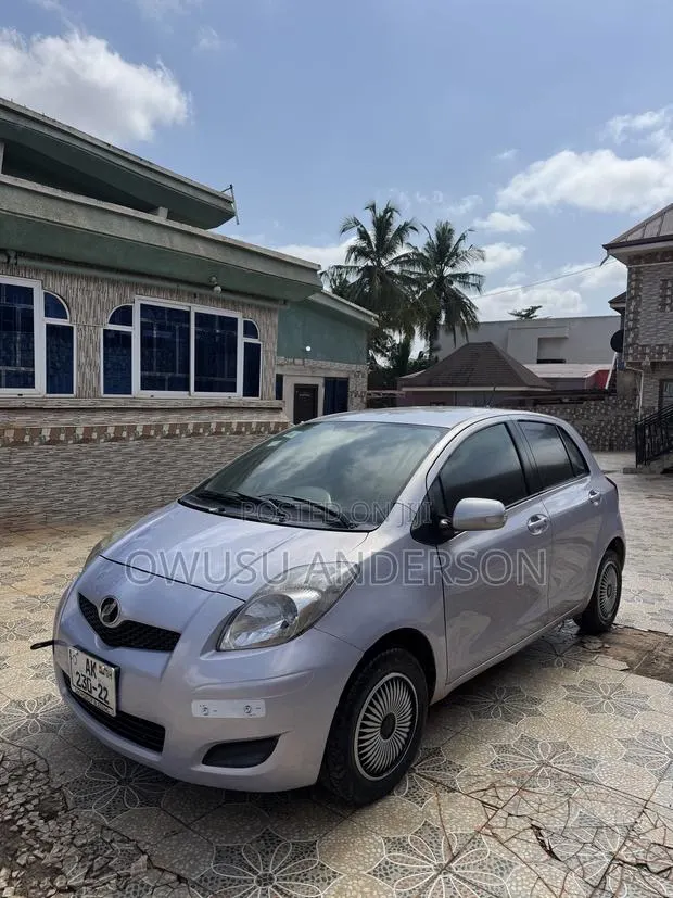 Toyota Vitz 2010 Silver · Photo 1