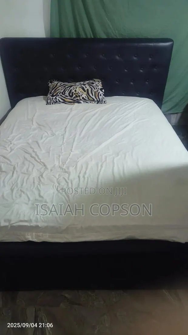 Queens Size Bed Frame Without Mattress · Photo 1