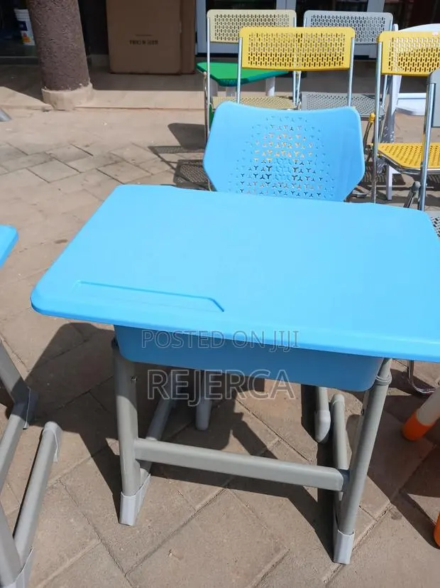 Students Table and Chairs · Photo 1