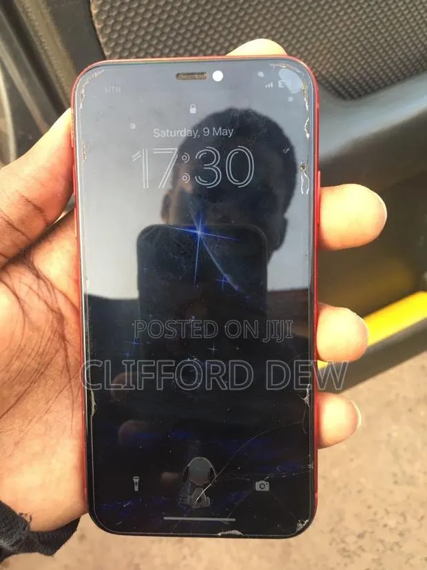 Apple iPhone XR 128 GB Red · Photo 1