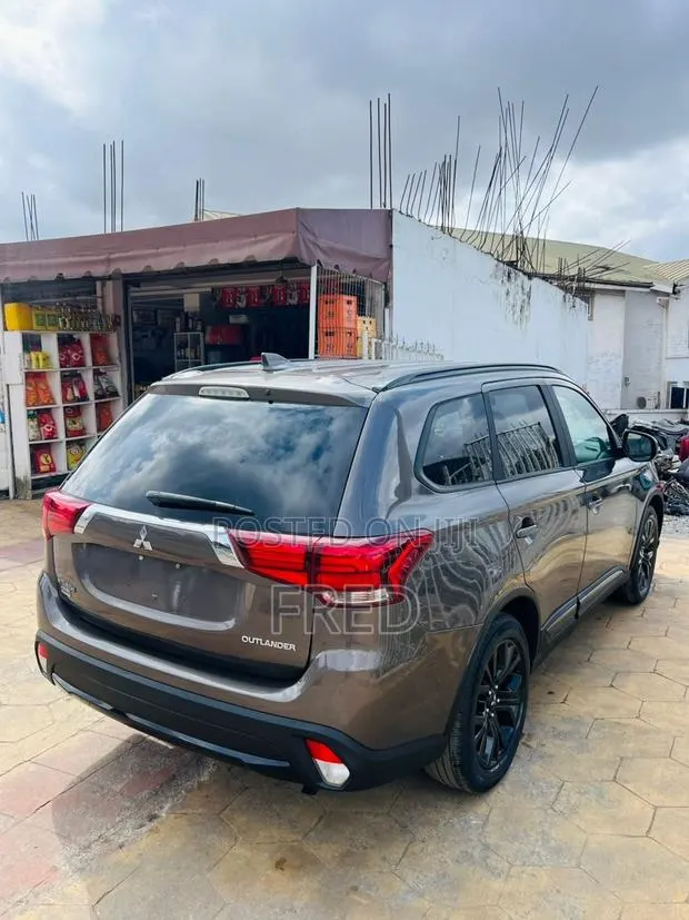 Mitsubishi Outlander LE FWD 2018 Brown · Photo 1