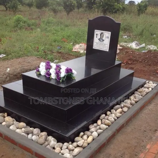 Three Steps Granite Tombstone With Stone · Photo 1