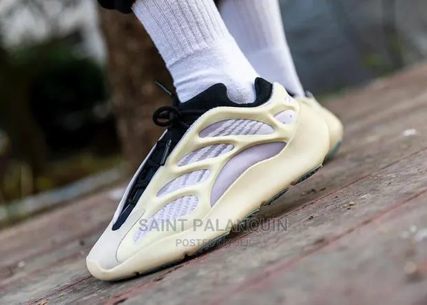 Yeezy 700v3 · Photo 1