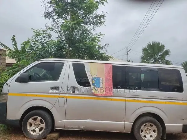 Toyota HiAce 2012 Silver · Photo 3