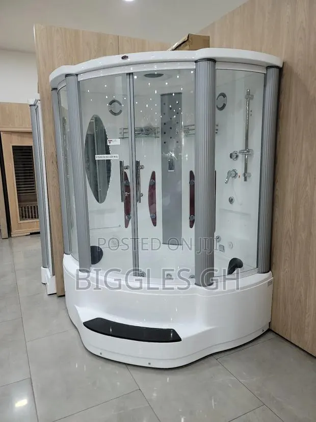 Jacuzzi Bathroom With Steamer · Photo 1